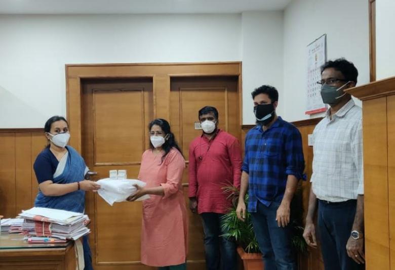 സർക്കാർ ആരോഗ്യ കേന്ദ്രങ്ങൾക്കു നൽകുന്ന ഓക്സിമീറ്ററുകളും പി പി ഇ കിറ്റുകളും മന്ത്രി ശ്രീമതി വീണ ജോർജിനു കൈമാറി