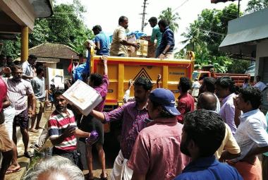 Prathidhwani's Mission Panthalam Vehicle distributed food